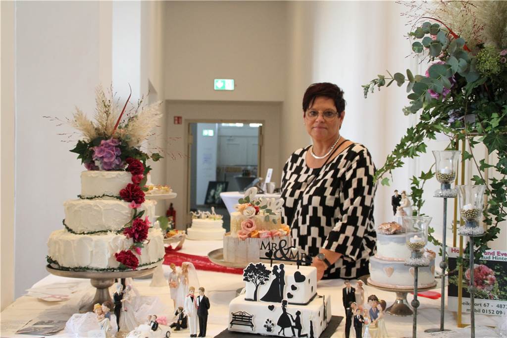 Neben der Bäckerei Becker stellten noch 15 weitere Betriebe ihre Hochzeits-Tätigkeiten vor. Im Obergeschoss konnten Kleider anprobiert werden.