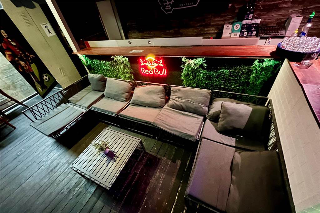 Aus „Pirates Boo“ wird „Prismatic“: Nachtclub hatte den Ruf, „rechts zu sein“ Neben der Bar verfügte der Club vor dem Umbau über eine gemütliche Sitzecke.
