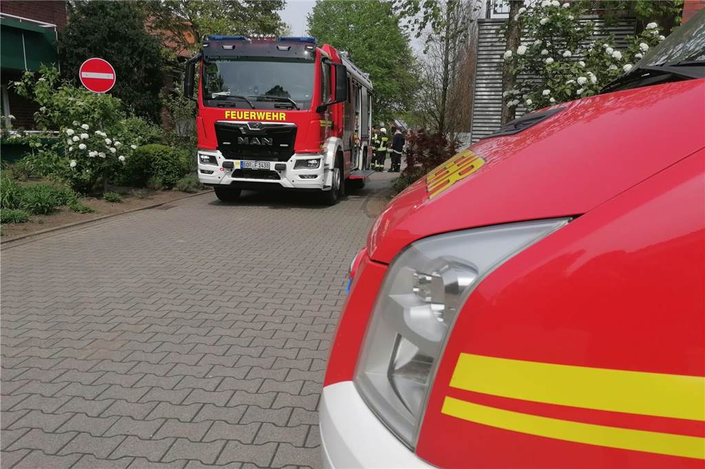 Küchenbrand in Seniorenwohnanlage löst Feuerwehreinsatz aus Feuerwehr-Fahrzeuge stehen in einer Straße