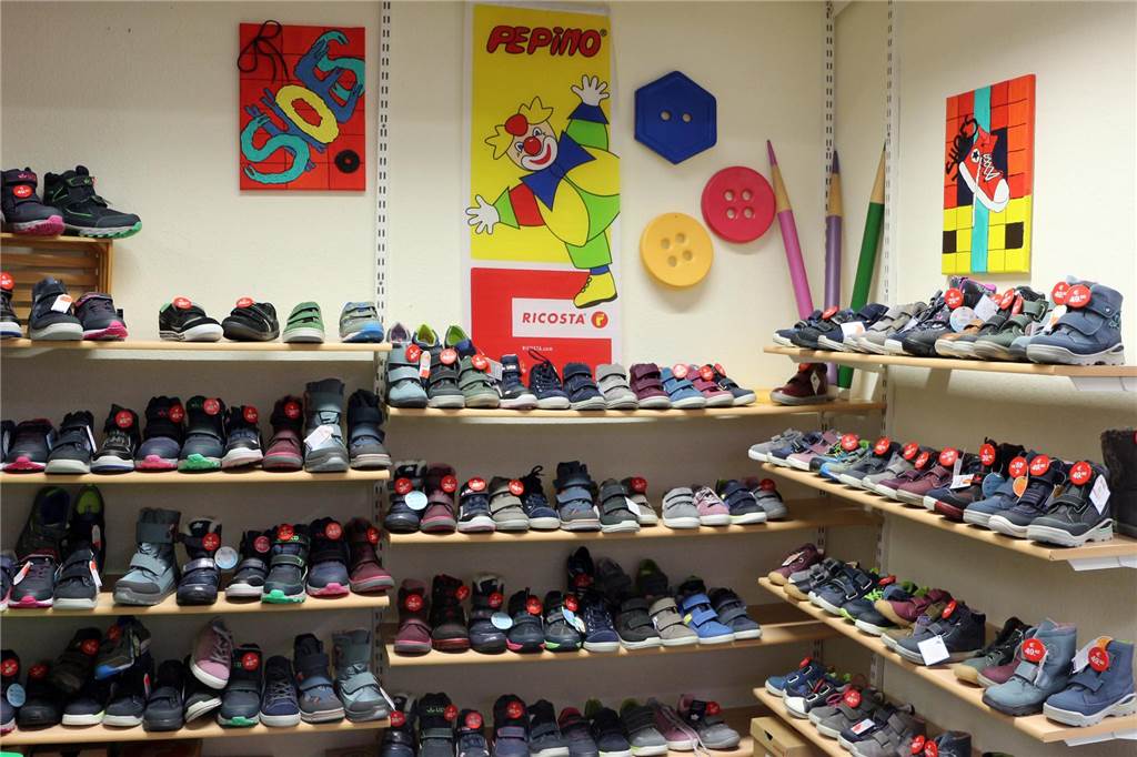 Ära endet im Dorfkern: Schuhhaus van Almsick schließt nach über 135 Jahren Neben der Orthopädie- und Schuhtechnik zählen auch hochwertige Kinderschuhe zum Sortiment.
