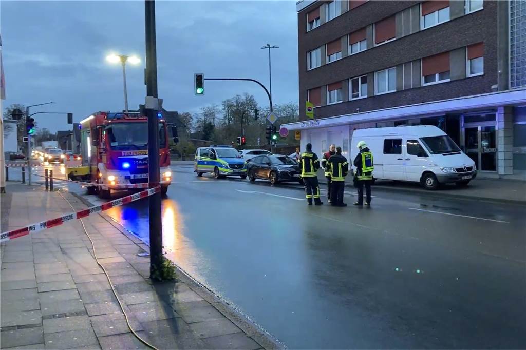 Geldautomat in Herten gesprengt: Filiale der Volksbank völlig verwüstet Feuerwehrleute stehen auf der gesperrten Feldstraße in Herten.