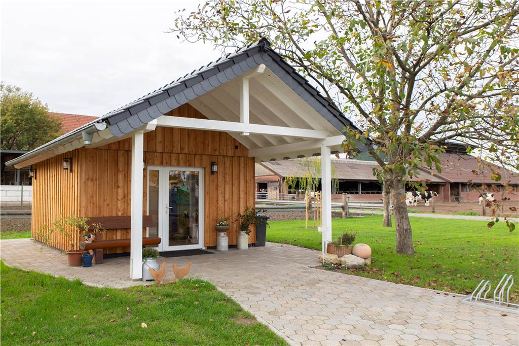Jens Kahnert bietet Milch und Eis aus dem Automaten an Die SB-Hütte am Börker Feld