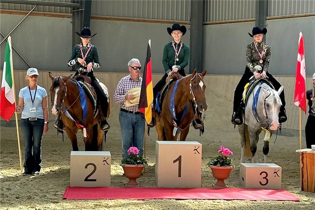 Zügel statt Kamera: Annalotta Dunke ist im Westernreiten erfolgreich Siegerehrung beim European Team Cup im Westernreiten in Dänemark: Annalotta Dunke aus Schwerte hat gewonnen.
