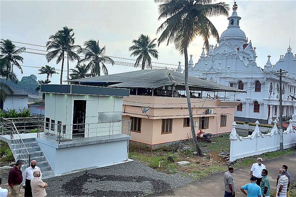 Rotarier vervierfachen ihren Einsatz geschickt: Trinkwasser für Indien Neben der St.-Antony´s-Church im südindischen Örtchen Thayamkary ist mithilfe der Schwerter Rotarier das Häuschen mit der Trinkwasseranlage entstanden.