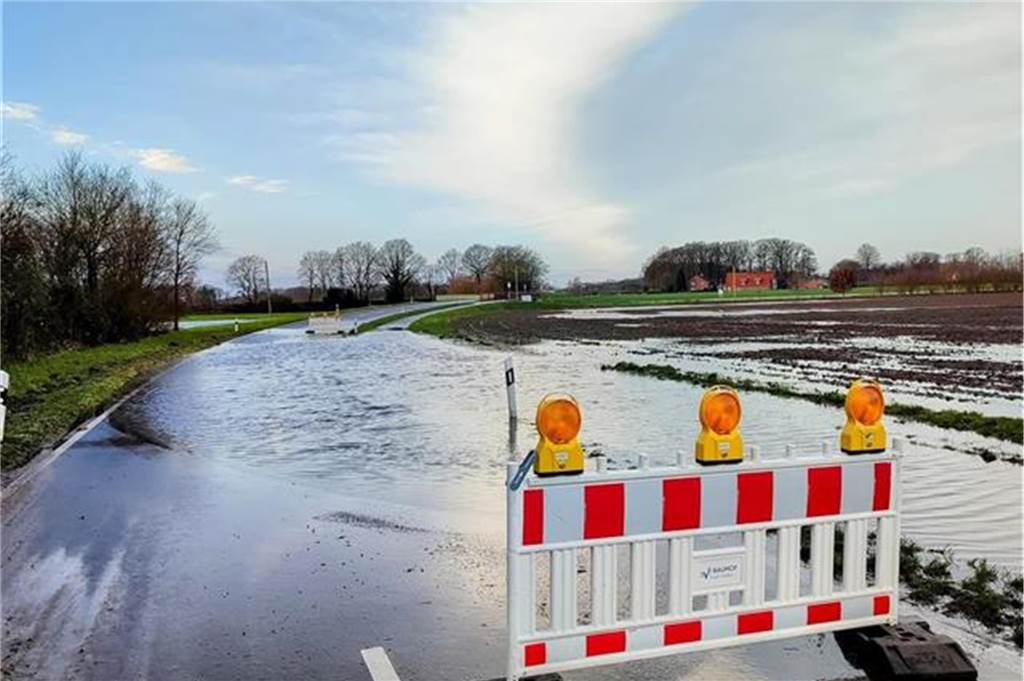 Neben dieser Straße in Ammeloe mussten wegen des Hochwasser noch zwei weitere Straßen gesperrt werden.