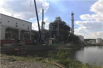 Hinter einem der drei Teiche, in dem bei Rütgers Löschwasser gespeichert wird, wird die neue HHCR-Anlage gebaut. Sie soll in etwas mehr als einer Woche in Betrieb gehen. Dazu sind noch 270 externe Bauarbeiter auf dem Betriebsgelände.