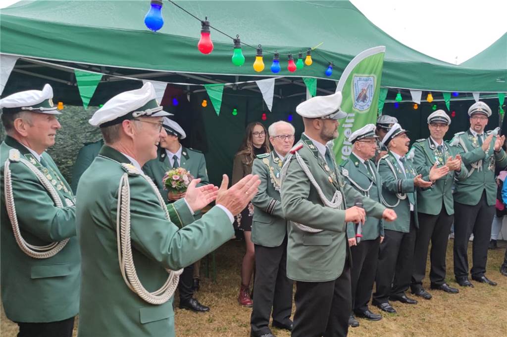 Nach vier Jahren Pause: Schützenverein Baaken in Werne hat ein neues Kinder-Schützenpaar Die Schützen klatschen in ihren Uniformen.