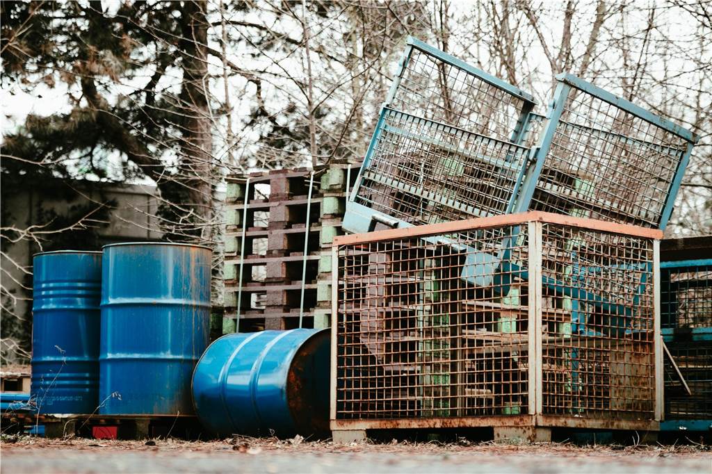 Logistikbude verhindert den immensen Schwund an Euro-Paletten Neben Euro-Paletten sind auch Fässer und Gittergestelle so genannte Ladungsträger, mit denen Produkte transportiert werden.