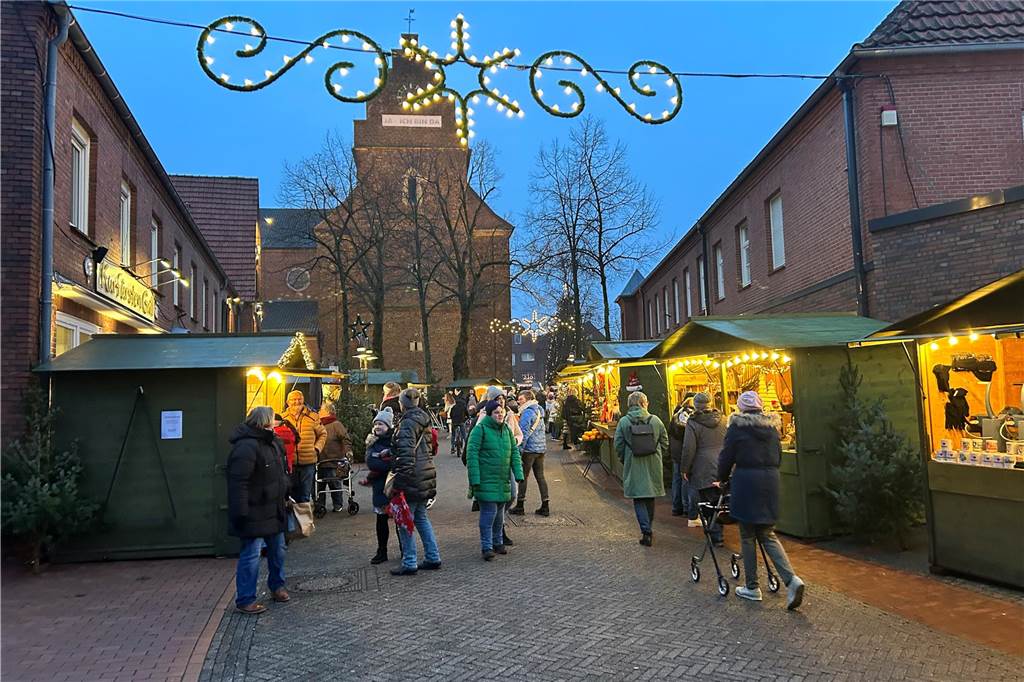 Neben Glühwein gab es auch viele unterschiedliche Geschenkartikel zu kaufen. 