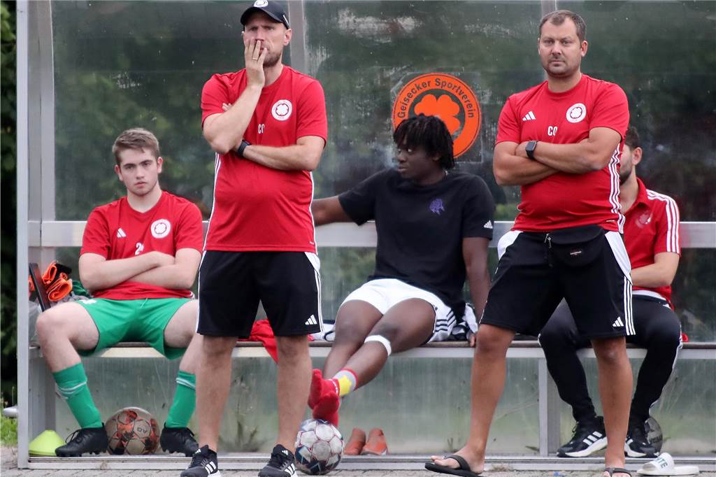 Geisecker SV ist nun schon bei 21 Zusagen: Auch aus dem Trainerteam gibt es etwas Neues Zwei Co-Trainer des Geisecker SV am Spielfeldrand.