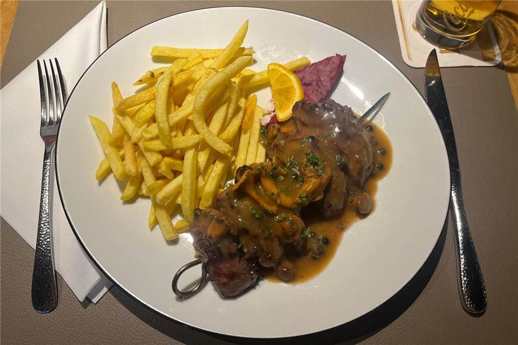 Steakhouse überzeugt mit saftigem Fleisch und gemütlichen Ambiente Neben klassischen Steaks gibt es auch Fleischgerichte, die neu interpretiert sind. So gibt es unter anderem einen Steak-Spieß mit verschiedenen Fleischstücken und Pfifferlingen mit Pommes.