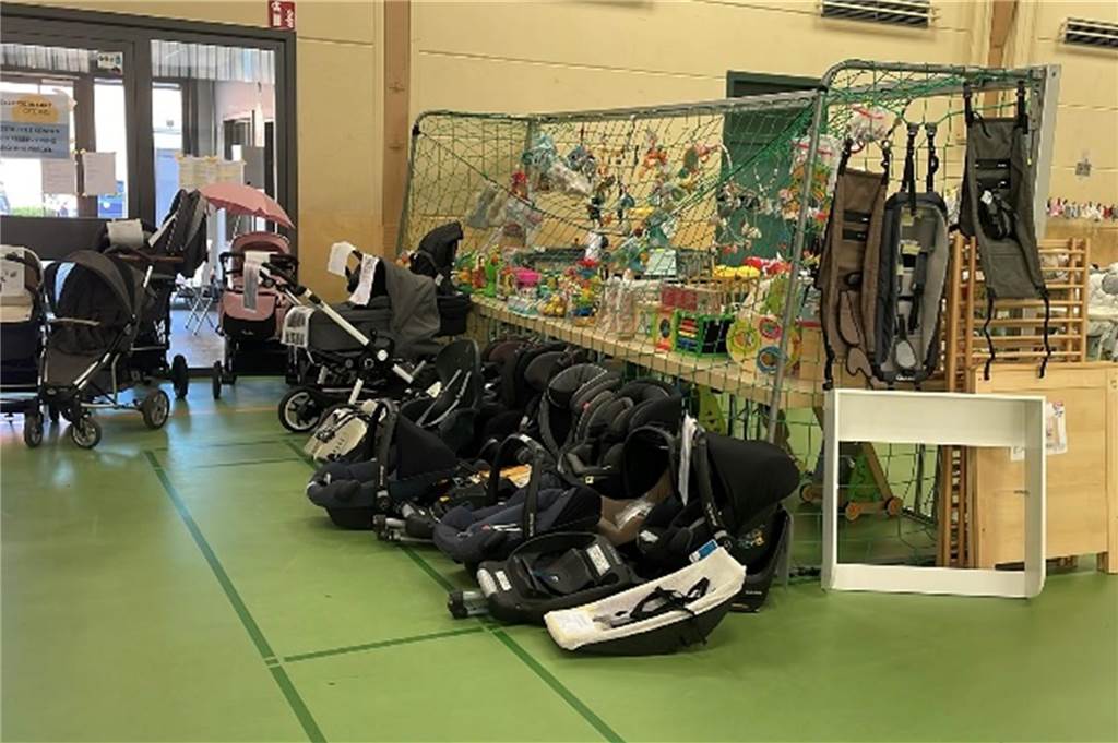 Kinderkleidermarkt Oeding abgesagt: Keinen passenden Raum gefunden Neben Kleidern werden auch Kinderwägen, Spielzeuge und Räder auf dem Kinderkleidermarkt Oeding angeboten.