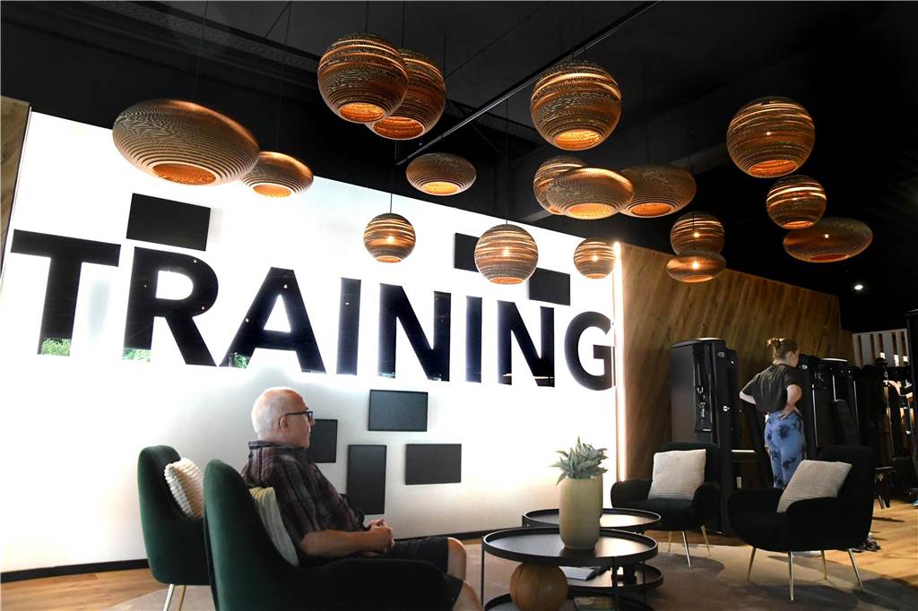 Sportforum eröffnet neue Trainingsfläche mit 700 Gästen Neben Kraftsportgeräten gibt es jetzt auch Sessel zum Ausruhen und Quatschen auf der Trainingsfläche.