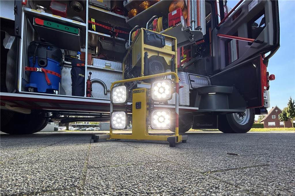 Neben Lichtmasten und LED-Leuchten am Fahrzeug sollen auch portable Akku-Strahler am Einsatzort helfen.