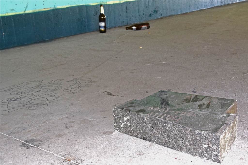Grabsteine unter der Schnettkerbrücke in Dortmund geben Rätsel auf Neben liegengelassenen Bierflaschen findet man auch direkt unter der Brücke in Dortmund Teile von Grabsteinen.