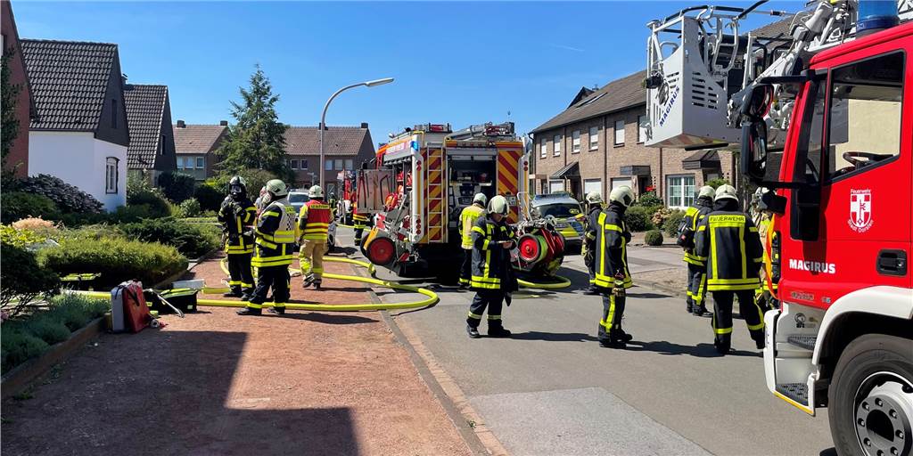 Schwerstarbeit bei Hitze: Brandserie ist Dauerstress für Dorstens Feuerwehr Neben normalen Einsätzen, wie hier kürzlich bei einem Kellerbrand auf der Hardt, rückt die Feuerwehr Dorsten aktuell sehr häufig wegen Wald- oder Flächenbränden aus.