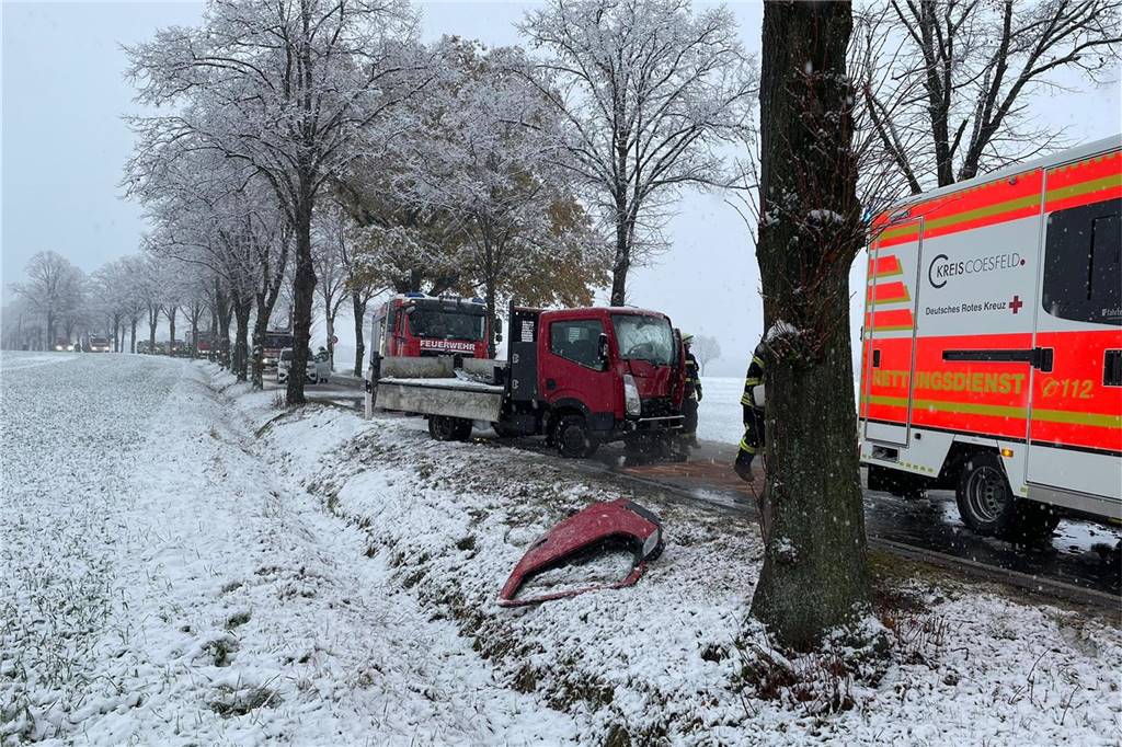 Transporter-Unfall - 28-Jähriger aus Drensteinfurt verletzt Neben Polizei und Rettungdienst waren 37 Feuerwehrkräfte im Einsatz.