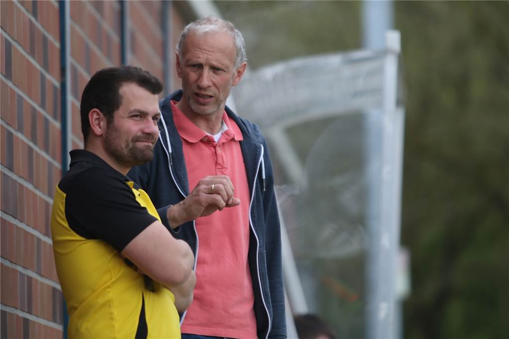 SC Capelle trifft wichtige Entscheidungen für die kommende Saison – mehrere Mannschaften betroffen Neben Reinhard Behlert (r.) wird auch denn Co-Trainer Fabrizio begleiten. Zudem erhalten die beiden Unterstützung durch Raphael Lachmann.