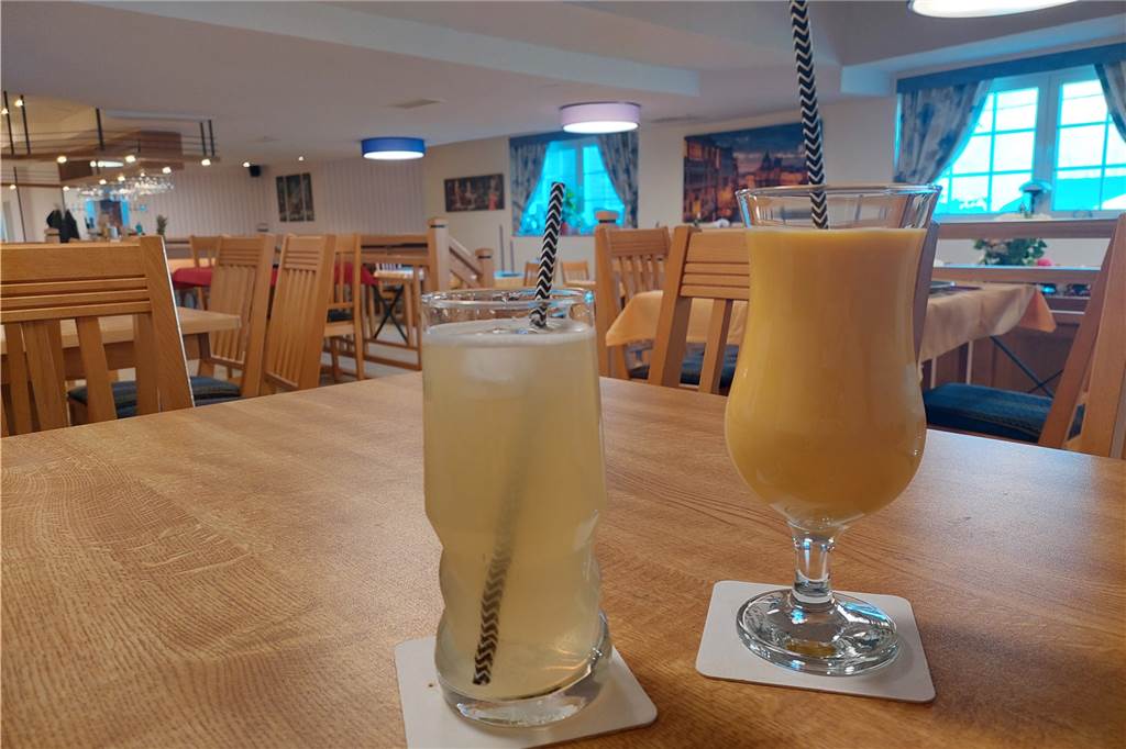 Indische Spezialitäten im Dortmunder Westen: So schmeckt das „Masala Project“ Neben Softdrinks und alkoholischen Getränken gibt es auch typisch indische Getränke: zum Beispiel "Renus Shijani" (links) und Mango-Lassi (rechts).