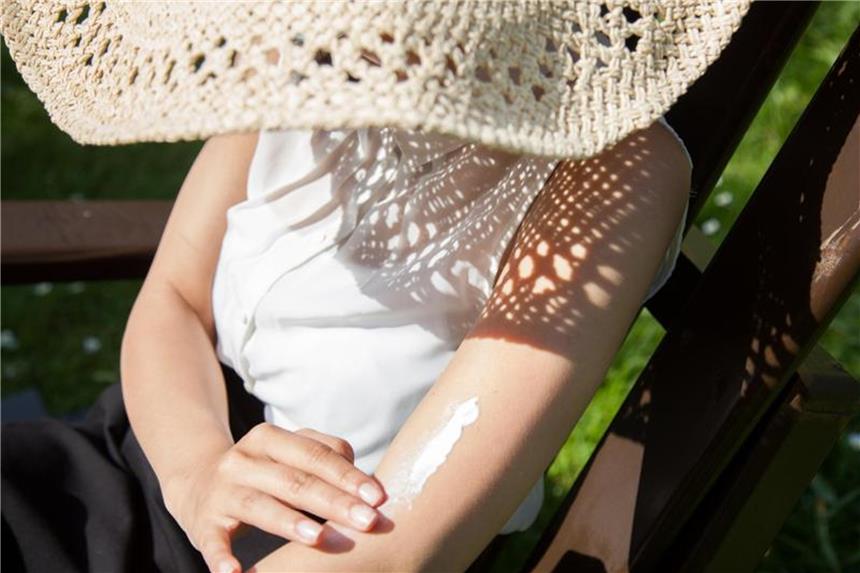 So geht Sonnenschutz richtig Neben Sonnencreme ist für einen optimalen Sonnenschutz auch ein Hut wichtig. Foto: Christin Klose