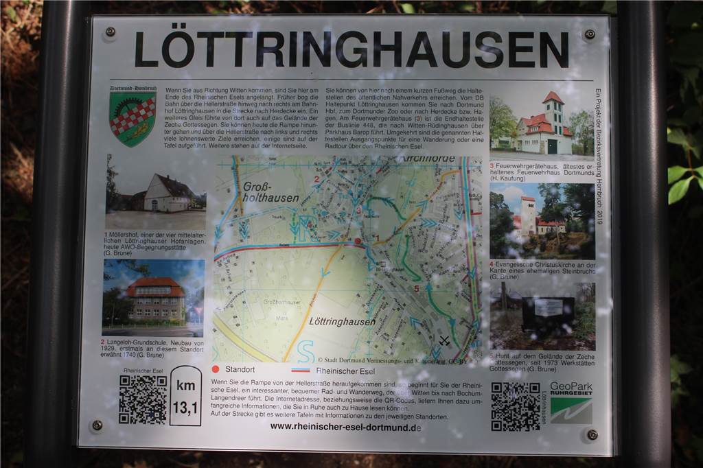 Neben Texten und Bildern enthält jede der fünf Tafeln einen QR-Code, über den mit einem Mobilgerät zusätzliche Informationen angefordert werden können.