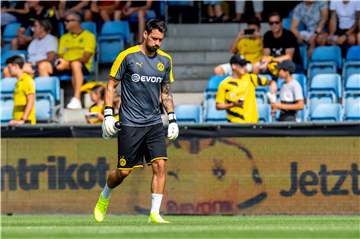 Neben Thorgan Hazard und Julian Brandt muss auch Roman Bürki momentan pausieren.