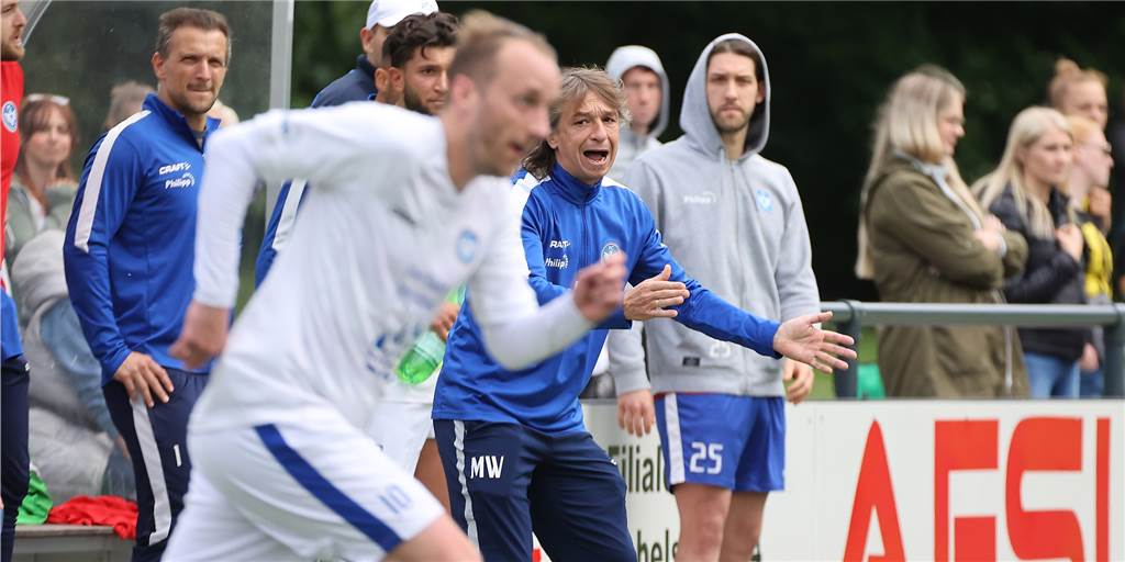 FC Castrop-Rauxel vor Topspiel gegen Altenbochum: Trainer Wurst fehlt - mehrere Spieler auch Neben Trainer Michael Wurst (Mitte) fehlt dem FC Castrop-Rauxel auch Spielmacher Markus Scherff (Vordergrund).