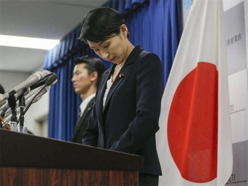 Skandale erschüttern Japans Regierung: Rücktritte Neben verbilligten Theaterveranstaltungen für Bürger ihres Wahlbezirks wird Obuchi vorgeworfen, Wahlkampfspenden in Höhe von umgerechnet rund 30 000 Euro für nichtpolitische Zwecke ausgegeben zu haben. Foto: Kimimasa Mayama