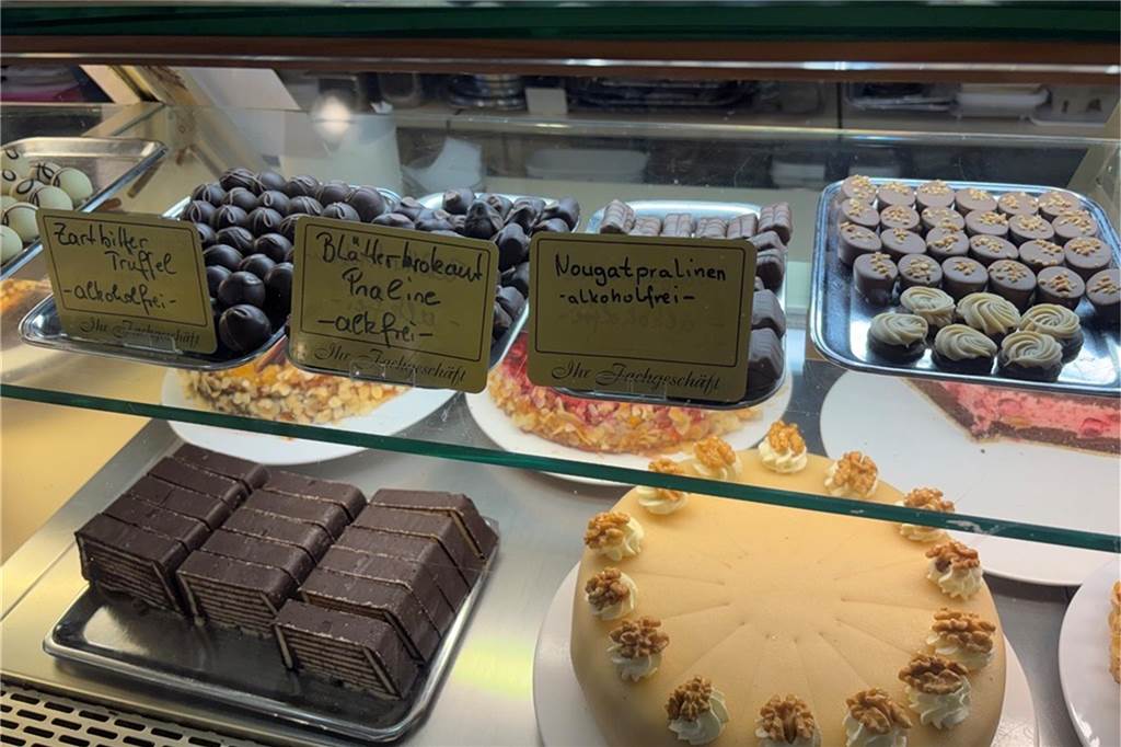Pralinen und Kuchen hinter Glas präsentiert