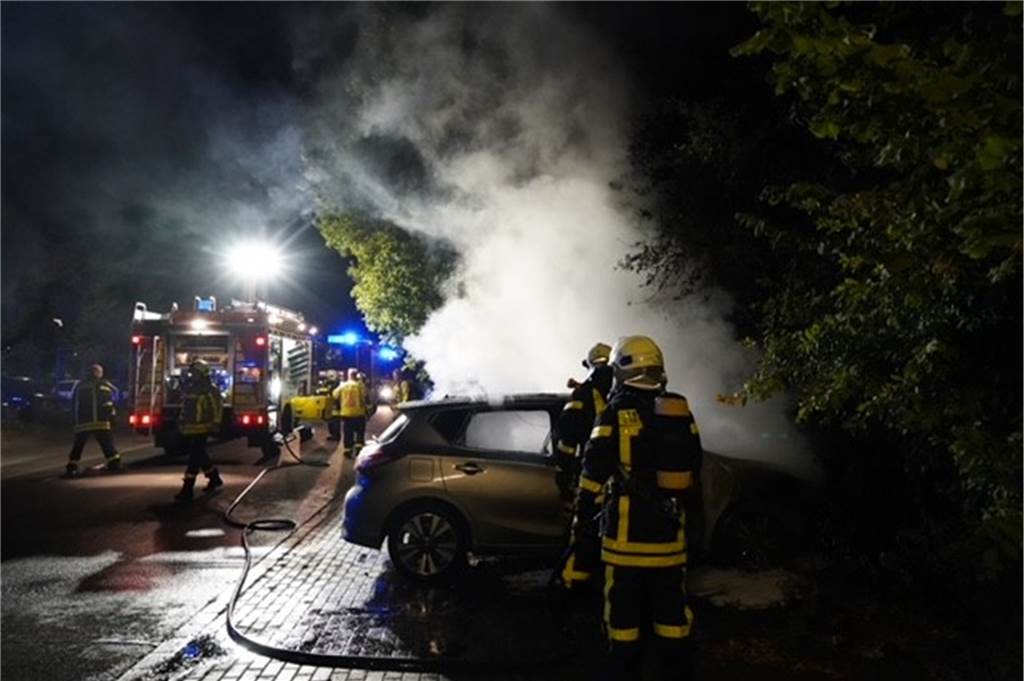 Brandstiftung: Feuerteufel legte nachts viele Brände in Castrop-Rauxel und Marl Feuerwehr Castrop-Rauxel löscht ein brennendes Auto.