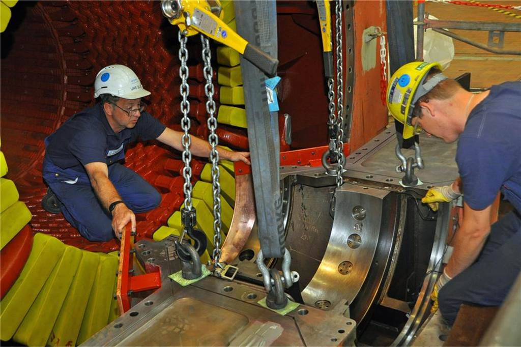 Hier wird der Einsatz eines Induktors in eine Turbine vorbereitet.