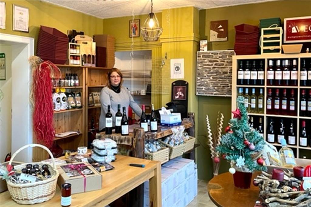 Neues Delikatessengeschäft in Hörde verkauft nur Wein vom eigenen Weinberg Neben Weinen gibt es auch Spirituosen und eine kleine Auswahl anderer griechischer Produkte.