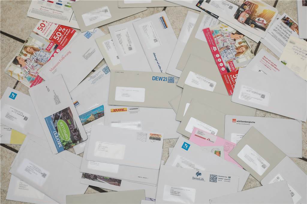 Neben Werbesendungen sind auch Briefe von Versicherungen, Finanzämtern und Strom- und Gaswerken in der Mülltonne gefunden worden.