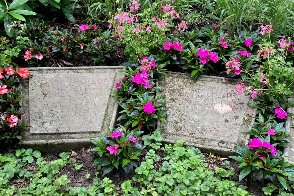 Das Geheimnis der ältesten Grabstätte auf dem Dortmunder Hauptfriedhof Neben Wilhelmine Baecker wurde elf Jahre später auch ihr Mann Georg-Eduard Baecker bestattet.