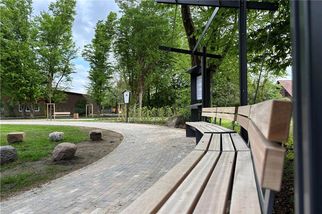 Mit Carlo Behler durch den neuen Femeichenpark in Erle Bänke und Aufsteller in neuem Femeichenpark in Erle