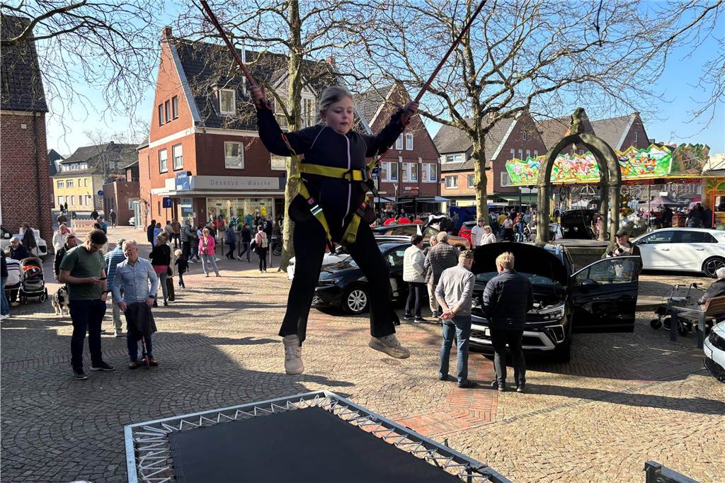 Neben zahlreichen Ständen und Imbissbuden gab es auch viel zu entdecken für die Kleinen: Karusell, Trampolinspringen oder die "Blaulichtmeile".