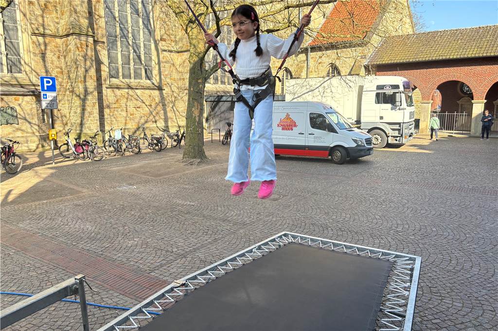Neben zahlreichen Ständen und Imbissbuden gab es auch viel zu entdecken für die Kleinen: Karusell, Trampolinspringen oder die "Blaulichtmeile".