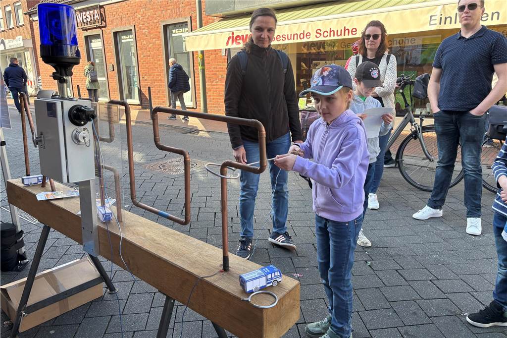 Neben zahlreichen Ständen und Imbissbuden gab es auch viel zu entdecken für die Kleinen: Karusell, Trampolinspringen oder die "Blaulichtmeile".