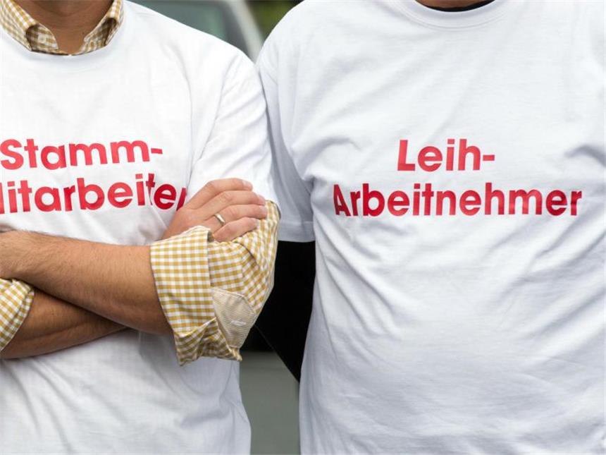 Nebeneinander - und doch getrennt? Zeit- oder Leiharbeiter arbeiten oft genau wie ihre Kollegen, verdienen aber meist deutlich weniger. Foto: Jörg Sarbach/dpa/dpa-tmn