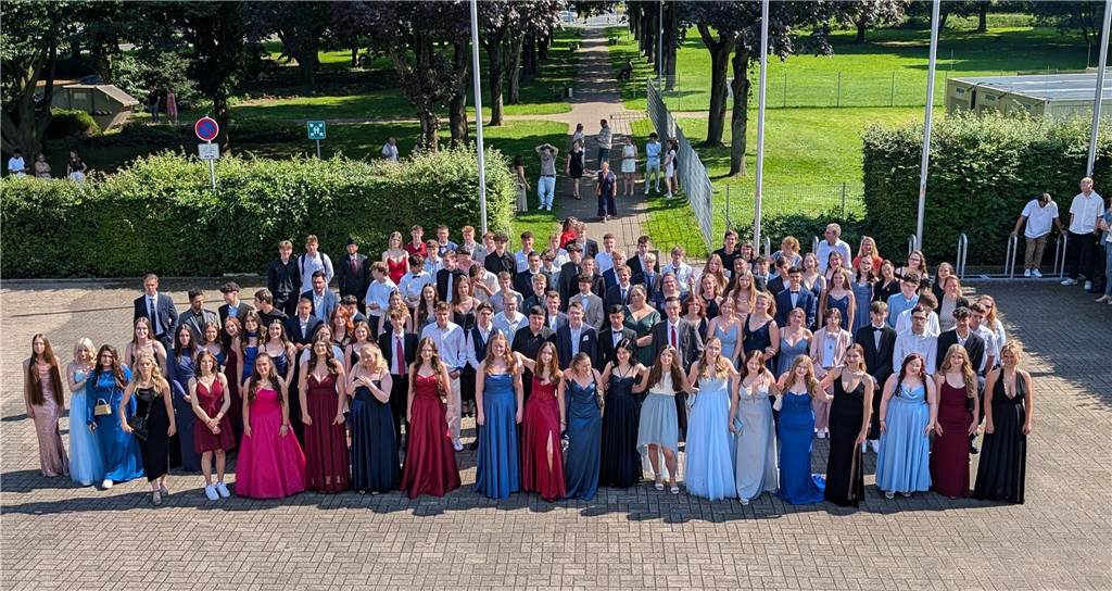 „Need for Speed - Mit Vollgas in die Zukunft“ – unter diesem Motto fand am 26. Juni die Entlassfeier des 10. Jahrgangs der Werner-von-Siemens-Gesamtschule Königsborn in der Stadthalle Unna statt.