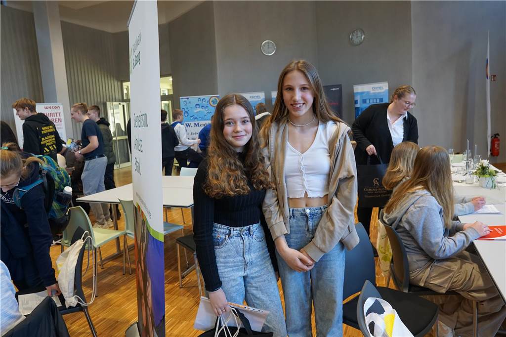Praktikumsmesse in Profilschule bringt Schüler und Betriebe zusammen Neele (13) und Amelie (14) stehen in der Aula der Profilschule.