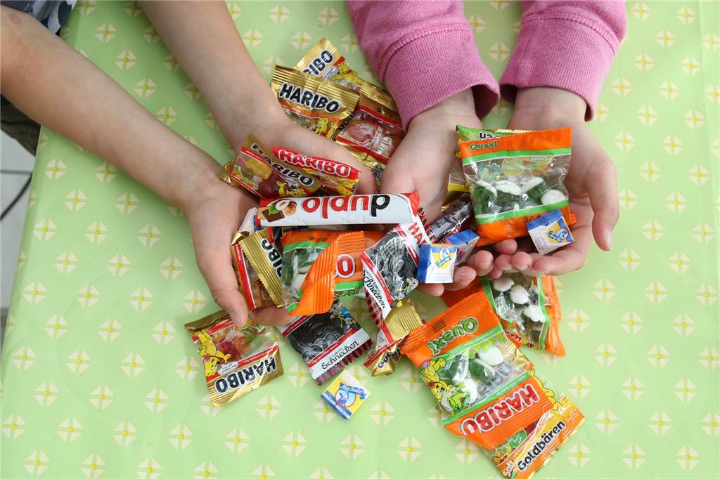 Im Hotel Oma ist alles erlaubt „Nehmt so viel ihr essen könnt“, lautet die Devise, wenn die Kinder im Großelternurlaub sind. Das ist immer ein XXL-Verwöhnprogramm. Es muss wohl so sein.