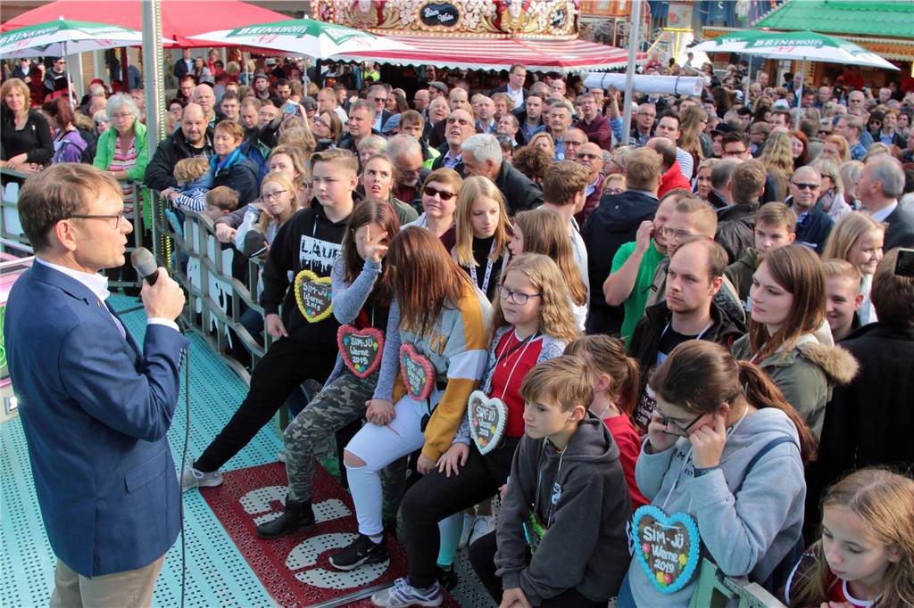 Nein, das ist keine politische Kundgebung - auch wenn Wernes Bürgermeister hier das Mikro in der Hand hält. Das Foto zeigt die Eröffnungsansprache zur traditionellen Sim-Jü-Kirmes. Auch die spielt sich bekanntlich zum Teil auf dem Marktplatz ab.