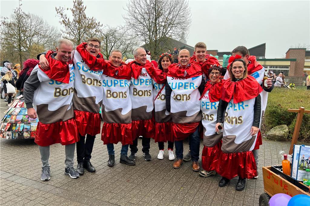 Nordkirchen bunt und fröhlich, Tausende an den Straßen: Karnevalsumzug zieht durch die Gemeinde Nein, es sind keine Schokobonbons - sondern die Superbons.