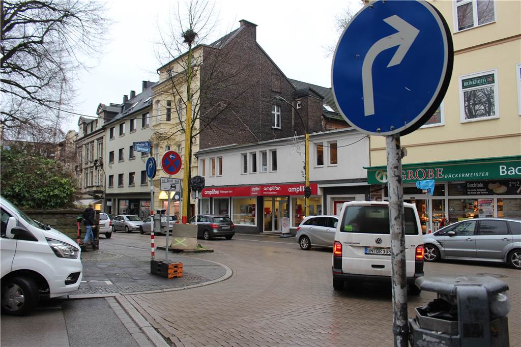 Nein, man darf nicht mehr nach rechts, man muss nach links. Dieses Schild müsste verhüllt werden.