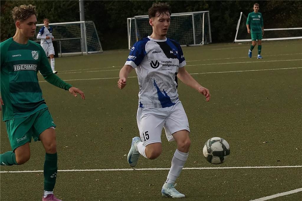 Königsborn in Harpen: „Die jungen Wilden können es allen zeigen“ Neivin Porta vom Königsborner SV am Ball.