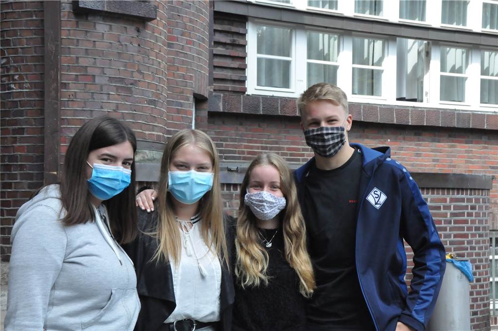 Nejla (18, v.l.), Lilli (17), Marlene (17) und Julius (17) dürfen am Sonntag zum ersten Mal wählen. Die Podiumsdiskussion bereitete sie gut darauf vor.