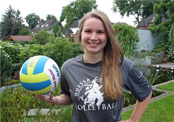 Nele Borkenhagen im Volleyball-T-Shirt des Junior College im texanischen Odessa. Nach ihrem Aufenthalt in den USA spielt die Habinghorsterin jetzt wieder für den TV Gladbeck.