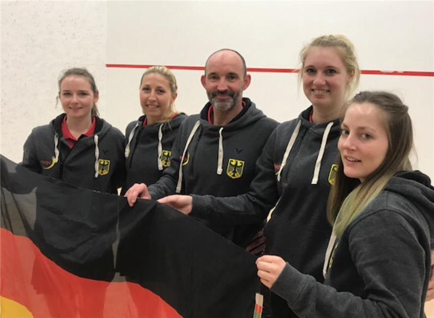 Nele Hatschek liegt auf Aufstiegskurs Nele Hatschek (l.) bei der Eröffnungsfeier zusammen mit Co-Bundestrainer Uwe Peters und ihren Teamkolleginnen (v.l.) Sina Wall, Franziska Hennes und Mareike Omlor.