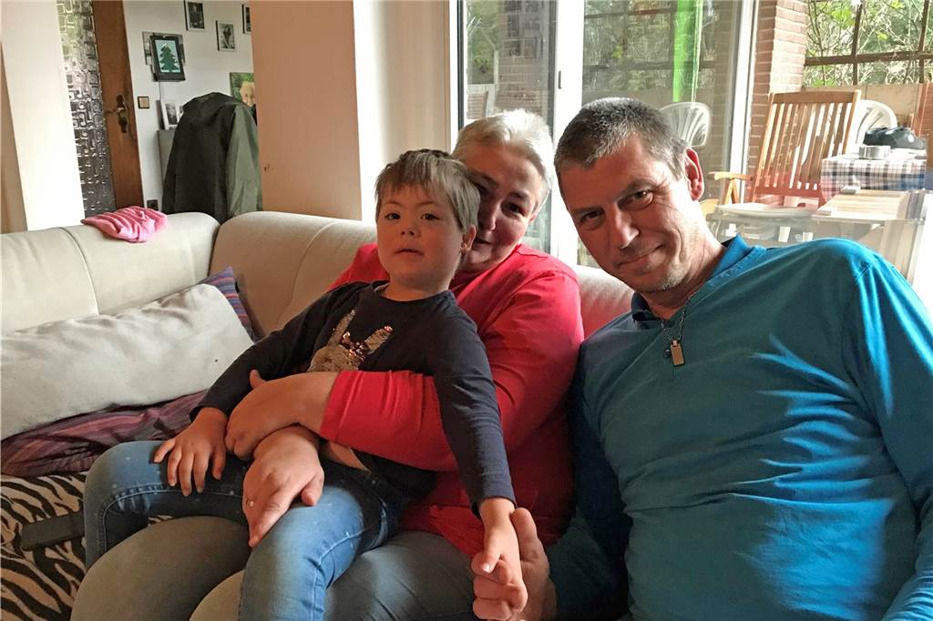 Neles letztes Kinderjahr soll in der Kinderheilstätte schön werden Nele mit ihren Eltern: Die drei haben in der Kita, die auch Neles ältere Geschwister besuchten, schlechte Erfahrungen gesammelt. Nun soll es ab 1. August in der Kinderheilanstalt für Nele noch ein tolles Abschlussjahr geben.